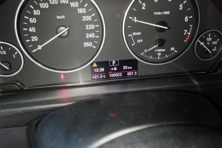Used BMW 3 Series GT 2016 320i Fashion Model Odometer Close Up