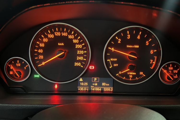 Used BMW 3 Series GT 2016 320i Fashion Model Odometer Close Up