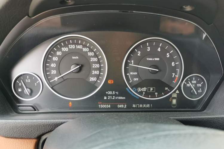 Used BMW 3 Series GT 2016 320i Design Package Edition Odometer Close Up