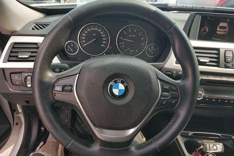 Used BMW 3 Series GT 2016 320i Fashion Model Steering Wheel