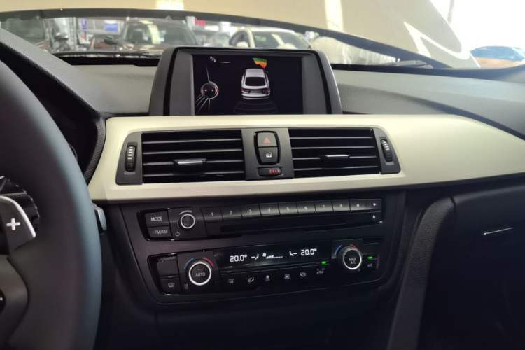 Used BMW 3 Series GT 2016 320i Fashion Model Audio And AC Panel