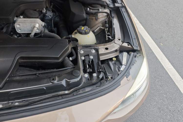 Used BMW 3 Series GT 2016 320i Fashion Model Engine Bay Left