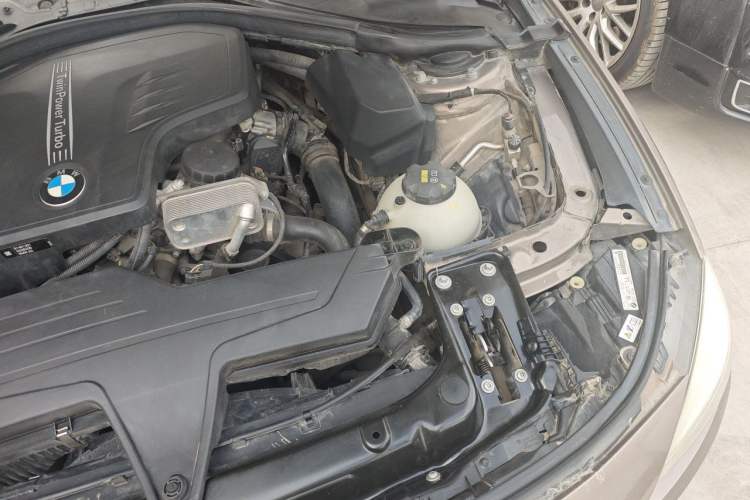 Used BMW 3 Series GT 2016 320i Fashion Model Engine Bay Left