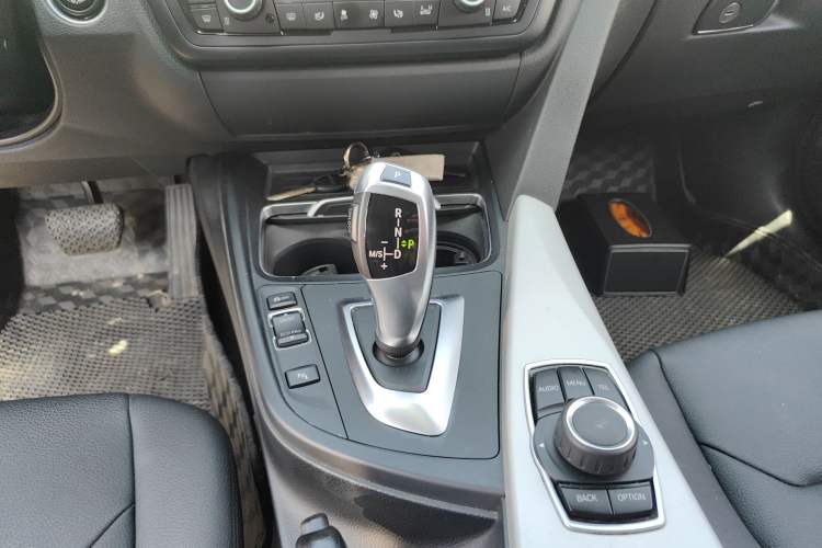 Used BMW 3 Series GT 2016 320i Fashion Model Gear Lever