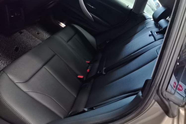 Used BMW 3 Series GT 2016 320i Fashion Model Left Rear Seat