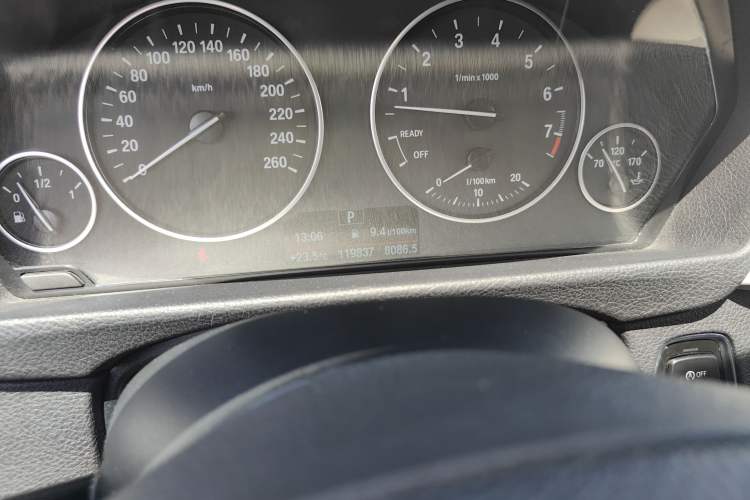 Used BMW 3 Series GT 2016 320i Fashion Model Odometer Close Up