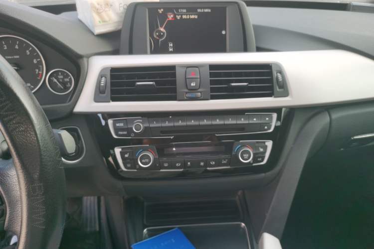 Used BMW 3 Series GT 2017 320i Sport Edition Audio And AC Panel
