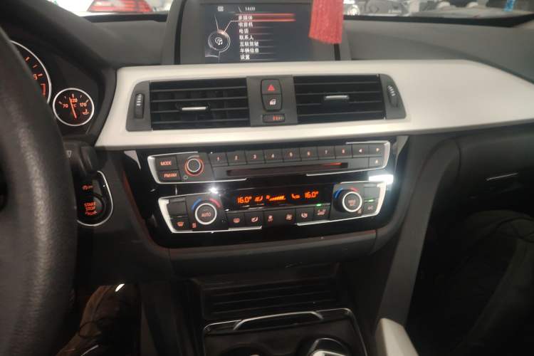 Used BMW 3 Series GT 2017 320i Sport Edition Audio And AC Panel