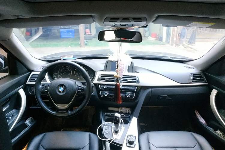 Used BMW 3 Series GT 2017 320i Sport Edition Center Console