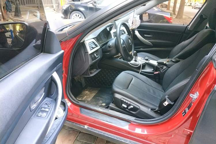 Used BMW 3 Series GT 2017 320i Sport Edition Driver Seat