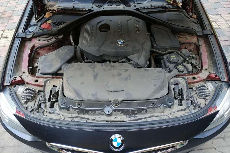 Used BMW 3 Series GT 2017 320i Sport Edition Engine Bay