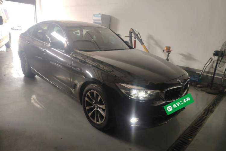 Used BMW 3 Series GT 2017 320i Sport Edition Front Right 45 Deg
