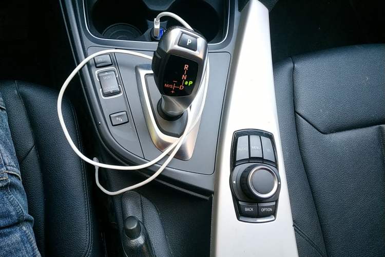 Used BMW 3 Series GT 2017 320i Sport Edition Gear Lever