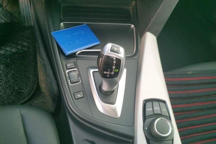 Used BMW 3 Series GT 2017 320i Sport Edition Gear Lever