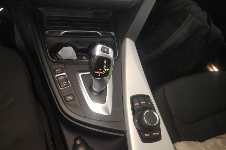 Used BMW 3 Series GT 2017 320i Sport Edition Gear Lever