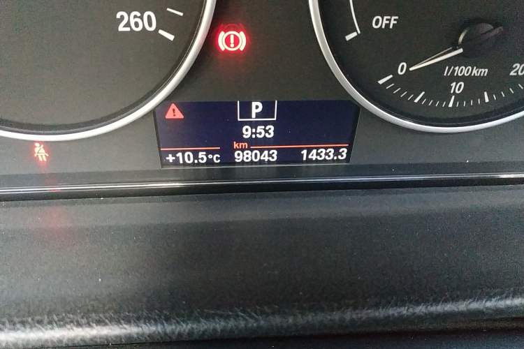 Used BMW 3 Series GT 2017 320i Sport Edition Odometer Close Up
