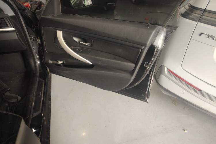 Used BMW 3 Series GT 2017 320i Sport Edition Right Front Door Interior