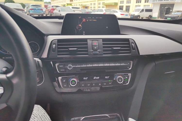 Used BMW 3 Series GT 2017 320i M Sport Audio And AC Panel