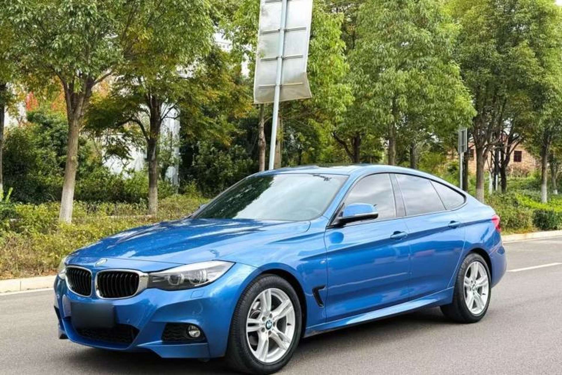 Used BMW 3 Series GT 2017 320i M Sport Front Left 45 Deg