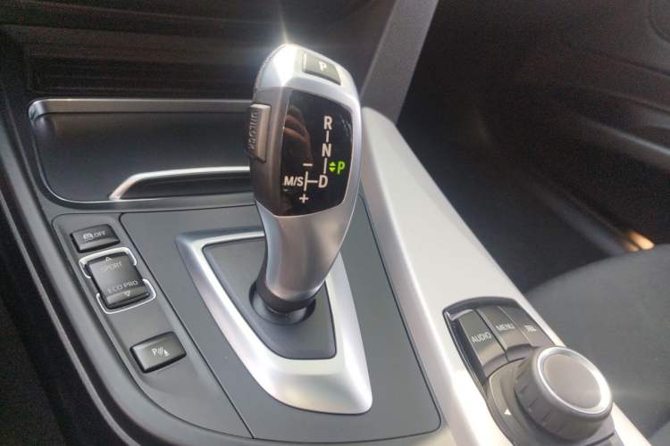 Used BMW 3 Series GT 2017 320i Sport Edition Gear Lever