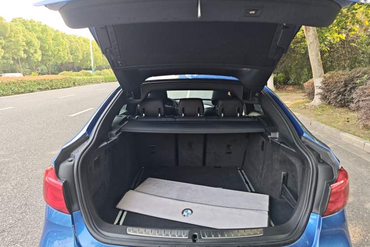 Used BMW 3 Series GT 2017 320i M Sport Interior 10
