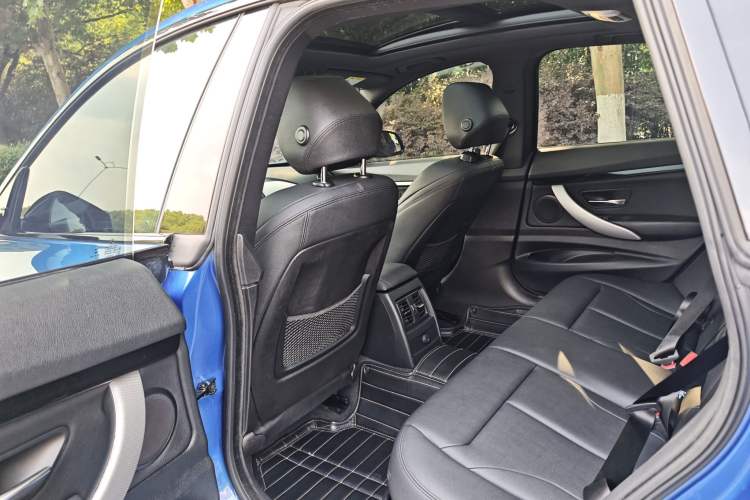 Used BMW 3 Series GT 2017 320i M Sport Interior 5