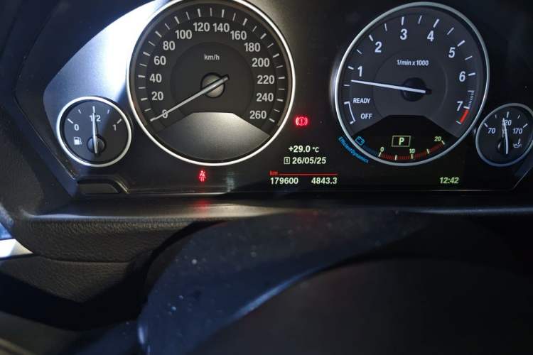 Used BMW 3 Series GT 2017 320i Luxury Design Package Odometer Close Up