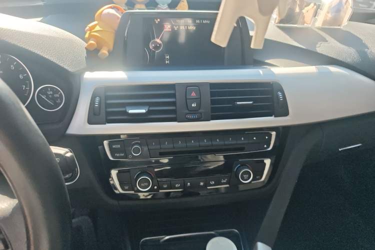 Used BMW 3 Series GT 2017 320i Sport Edition Audio And AC Panel