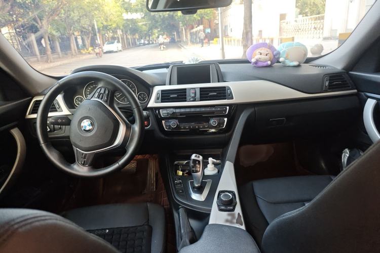 Used BMW 3 Series GT 2017 320i Sport Edition Interior 2