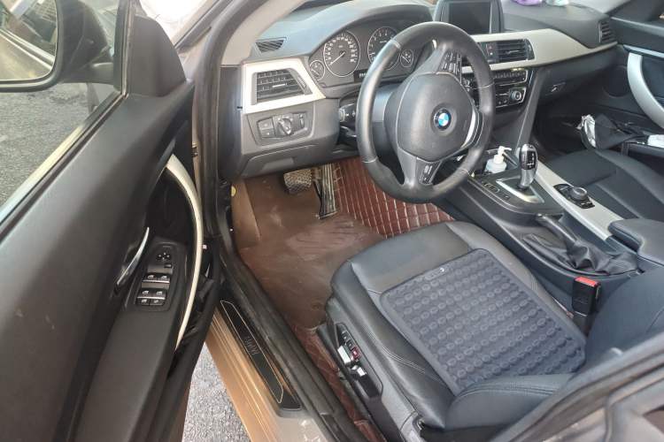 Used BMW 3 Series GT 2017 320i Sport Edition Interior 3