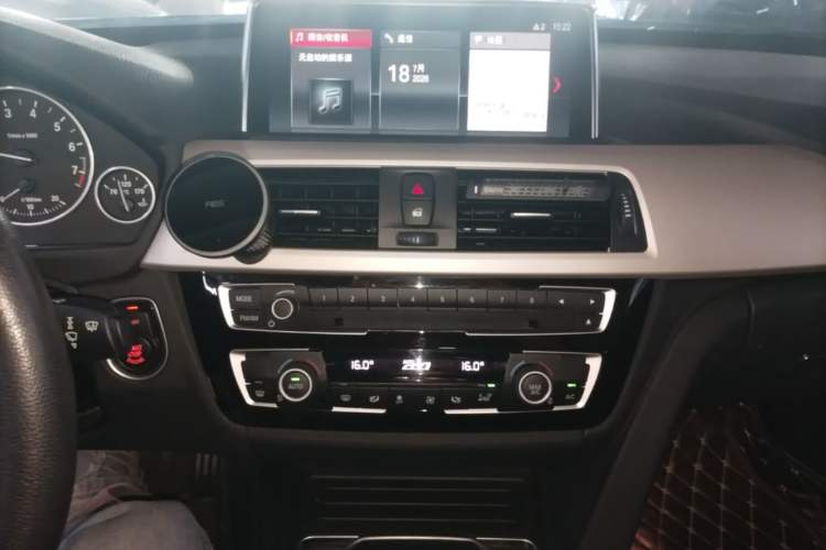 Used BMW 3 Series GT 2017 320i Sport Edition Audio And AC Panel