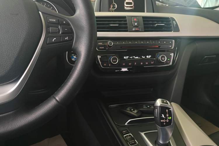 Used BMW 3 Series GT 2017 320i Sport Edition Audio And AC Panel