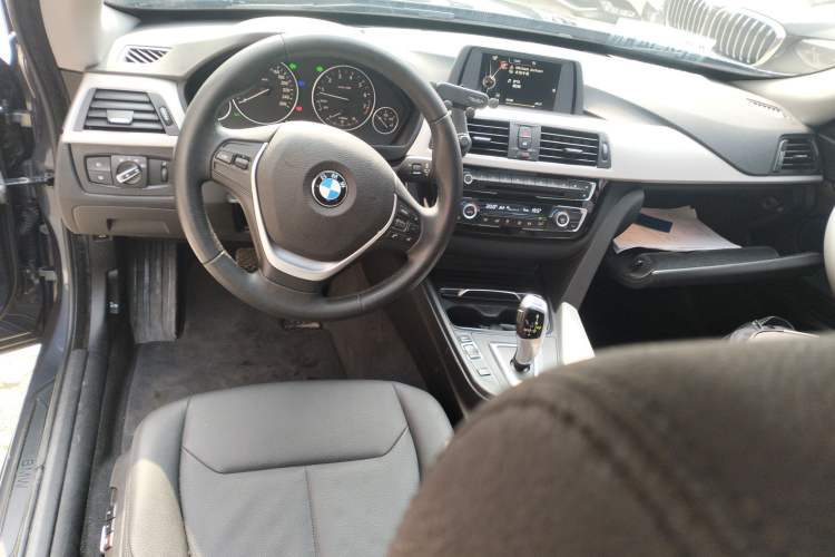 Used BMW 3 Series GT 2017 320i Sport Edition Center Console