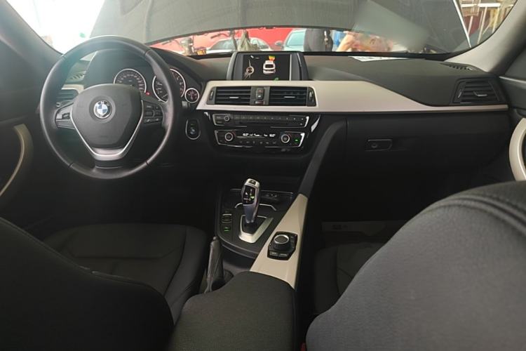 Used BMW 3 Series GT 2017 320i Sport Edition Center Console