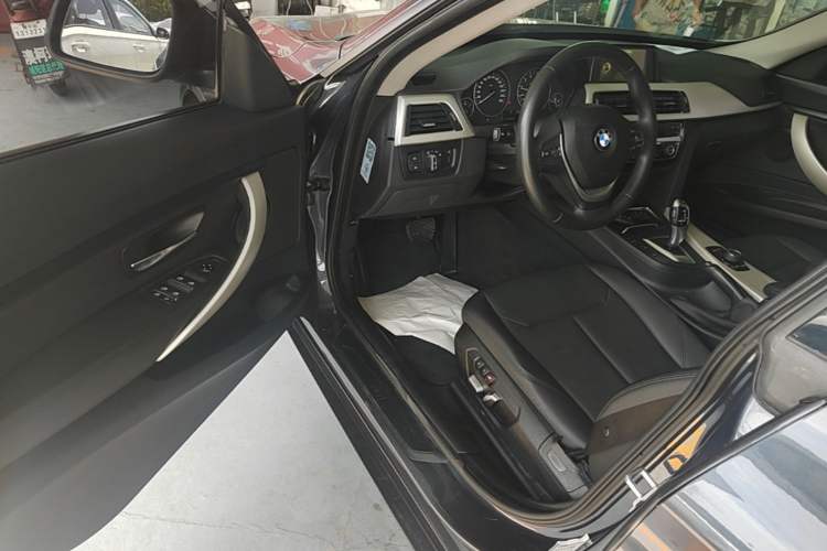 Used BMW 3 Series GT 2017 320i Sport Edition Driver Seat