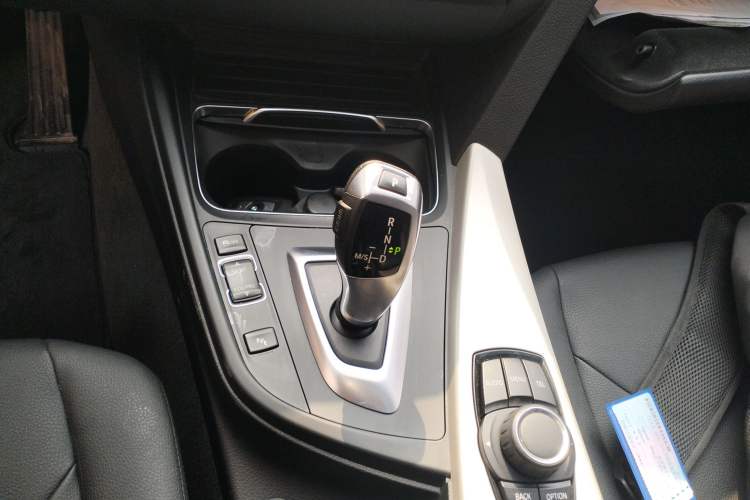 Used BMW 3 Series GT 2017 320i Sport Edition Gear Lever