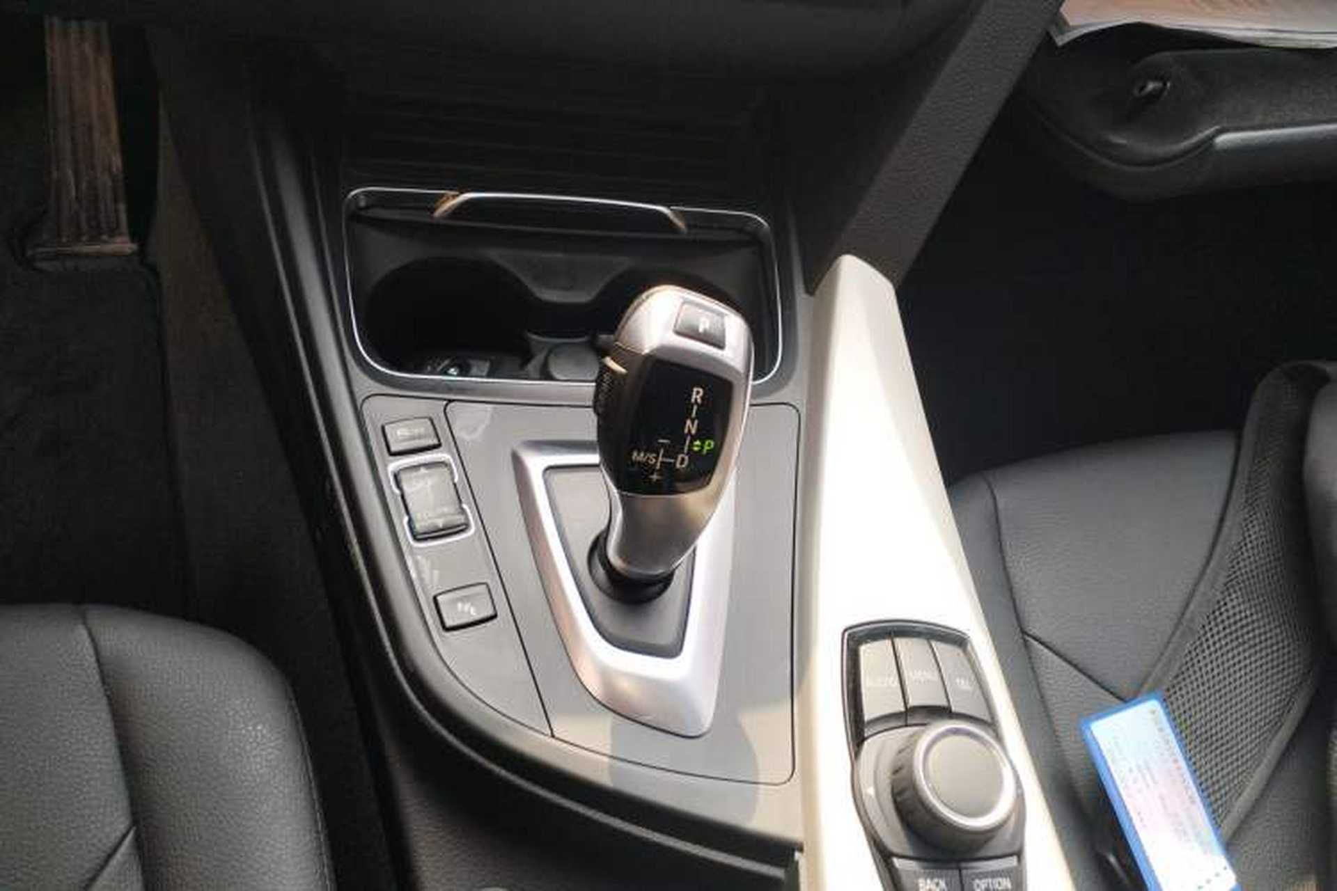 Used BMW 3 Series GT 2017 320i Sport Edition Gear Lever