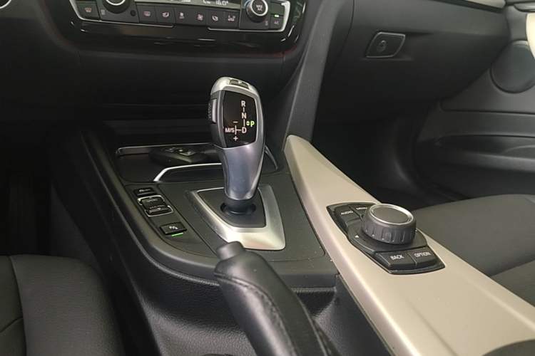 Used BMW 3 Series GT 2017 320i Sport Edition Gear Lever