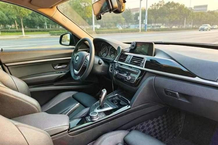 Used BMW 3 Series GT 2017 320i Sport Edition Interior 3