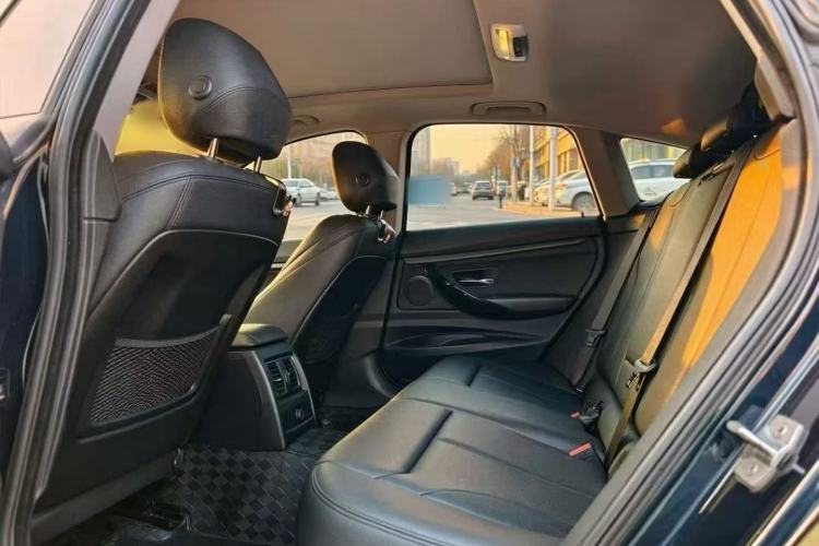 Used BMW 3 Series GT 2017 320i Sport Edition Interior 4