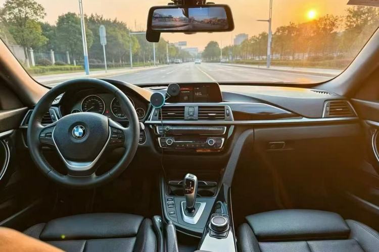 Used BMW 3 Series GT 2017 320i Sport Edition Interior 5