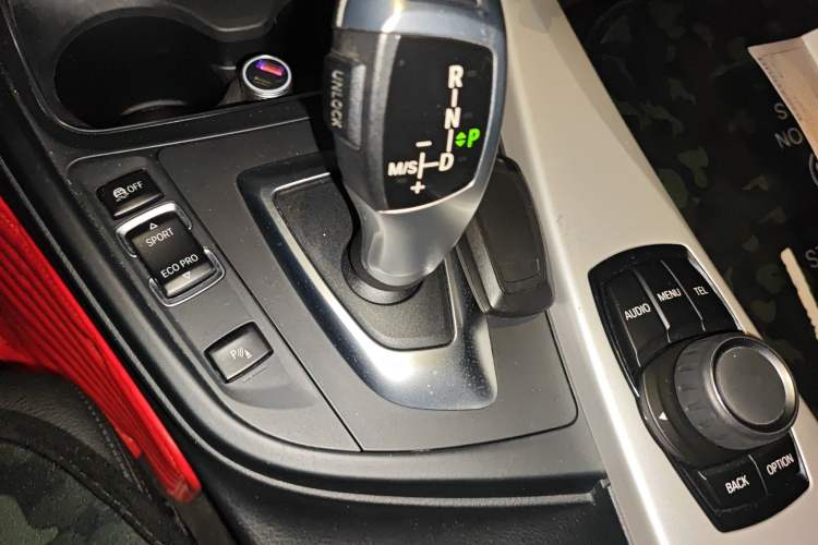 Used BMW 3 Series GT 2017 320i Sport Edition Gear Lever