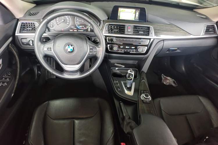 Used BMW 3 Series GT 2017 320i Luxury Design Package Center Console