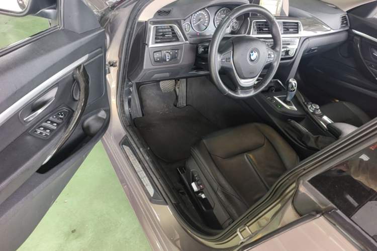 Used BMW 3 Series GT 2017 320i Luxury Design Package Driver Seat