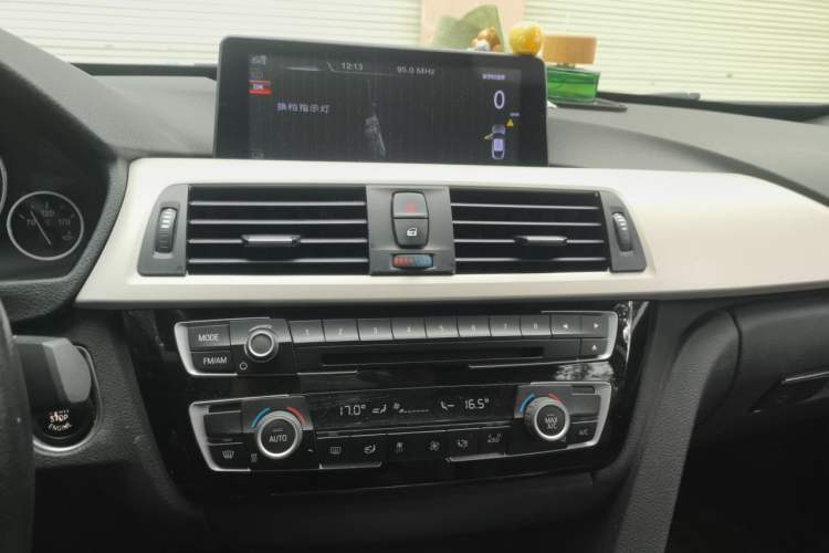 Used BMW 3 Series GT 2017 320i Sport Edition Audio And AC Panel