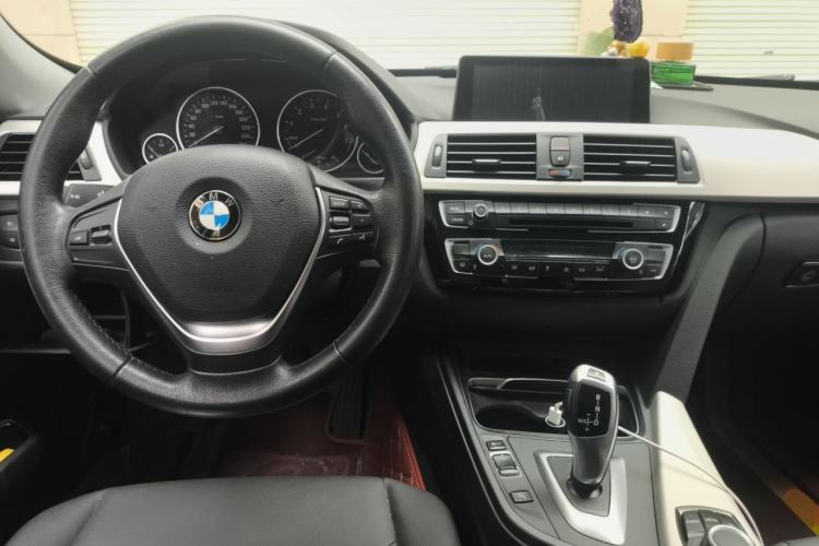 Used BMW 3 Series GT 2017 320i Sport Edition Center Console