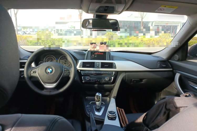 Used BMW 3 Series GT 2017 320i Sport Edition Center Console