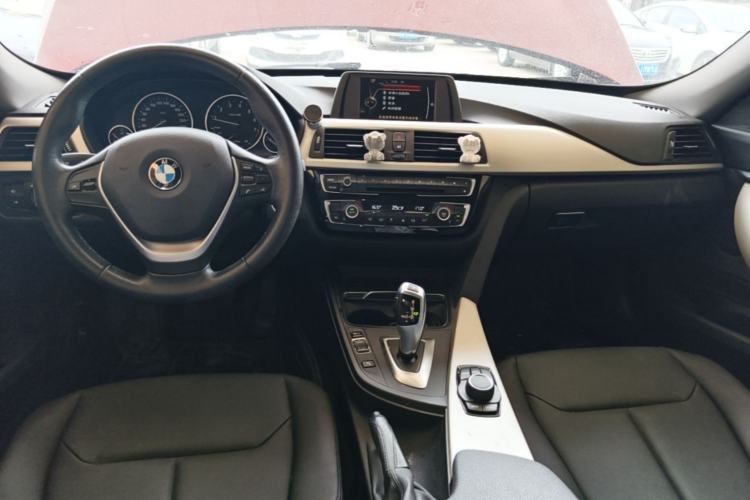 Used BMW 3 Series GT 2017 320i Sport Edition Center Console