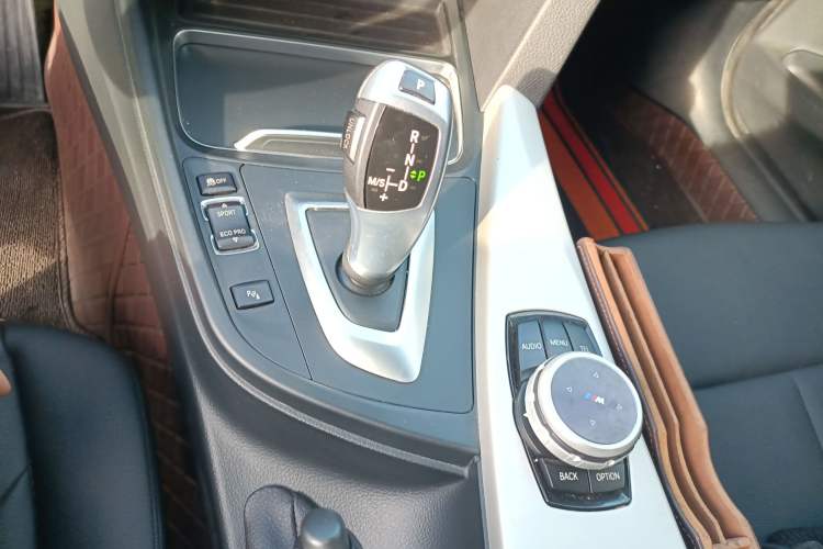Used BMW 3 Series GT 2017 320i Sport Edition Gear Lever