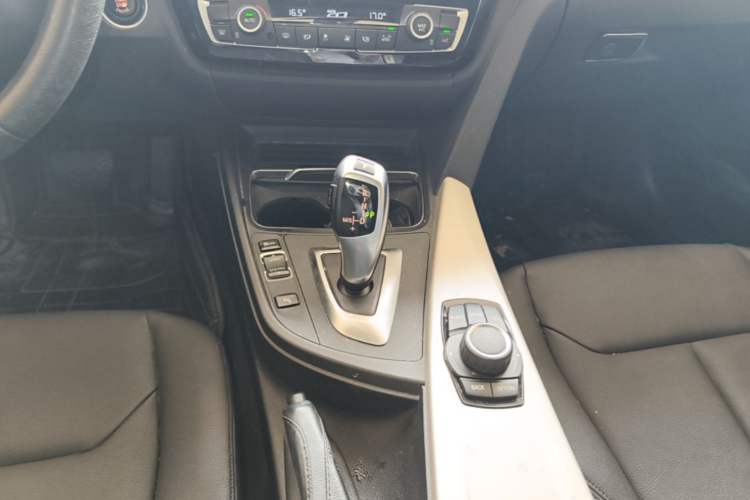 Used BMW 3 Series GT 2017 320i Sport Edition Gear Lever